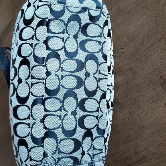 Coach Gallery Signature Tote w/ a Wristlet (RARE) - Picture 9 of 17